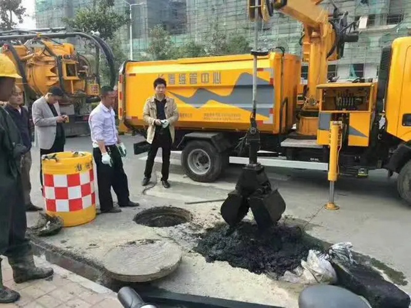 南昌街道：網(wǎng)格員化身“清道夫”，為民解憂(yōu)疏通“堵心”化糞池